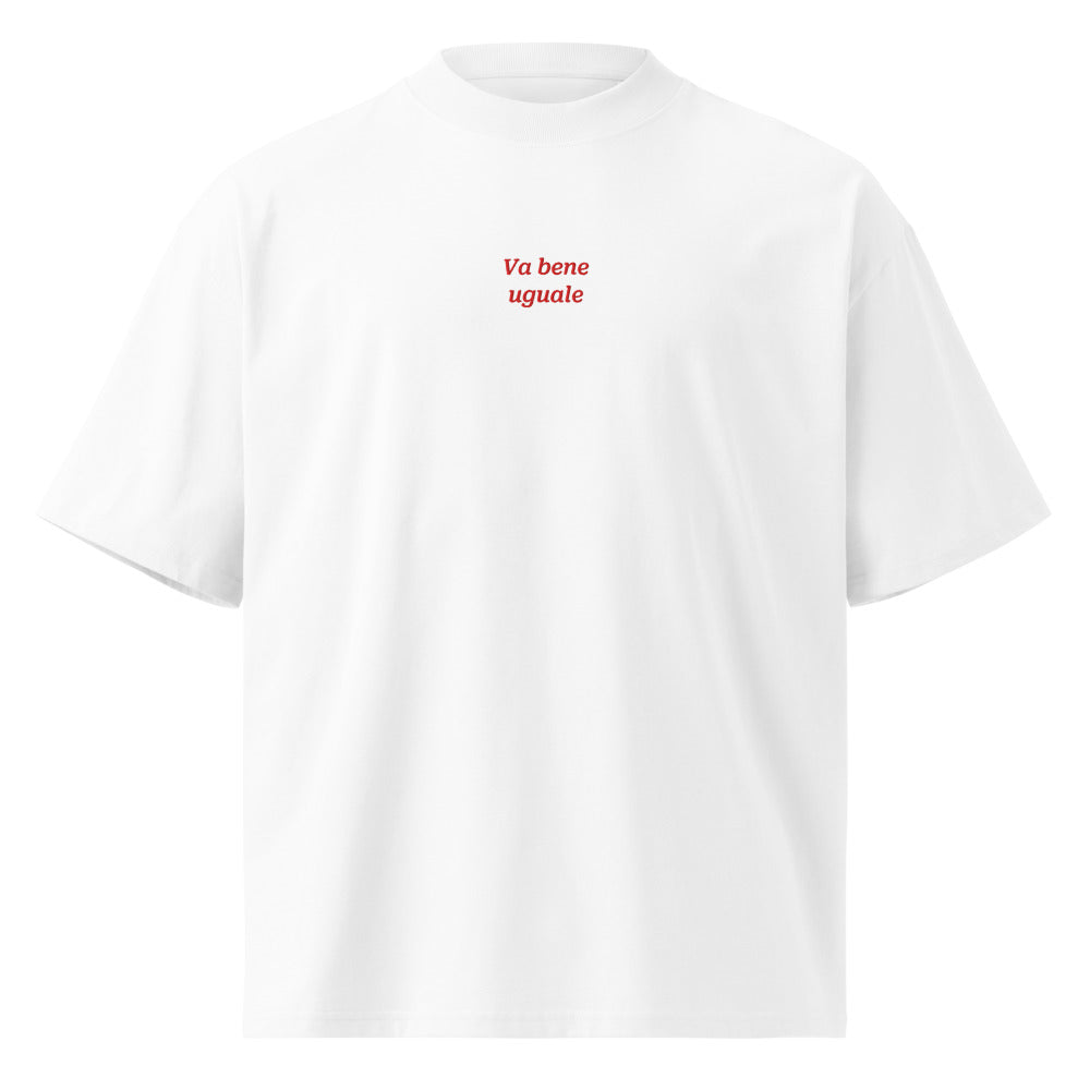 Va bene uguale — t-shirt oversize bianca, ricamo rosso