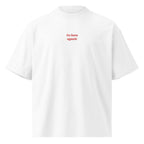 Va bene uguale — t-shirt oversize bianca, ricamo rosso