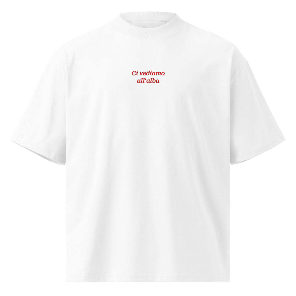 Ci vediamo all'alba — t-shirt oversize bianca, ricamo rosso