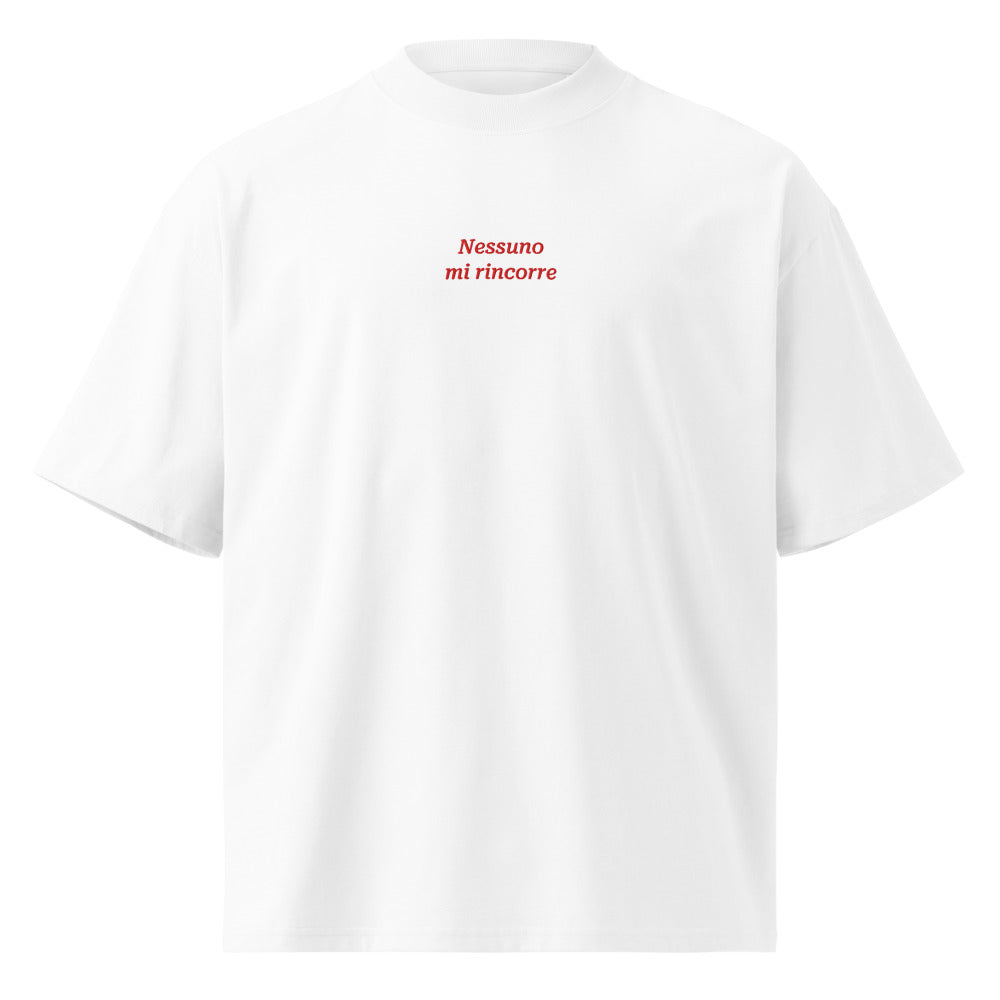 Nessuno mi rincorre — t-shirt oversize bianca, ricamo rosso