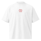 Sempre la stessa strada — t-shirt oversize bianca, ricamo rosso