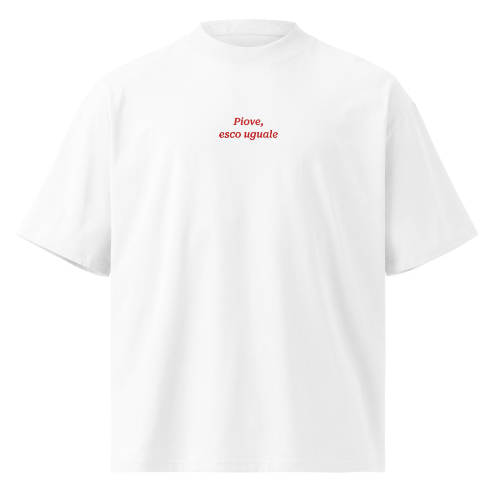Piove, esco uguale — t-shirt oversize bianca, ricamo rosso