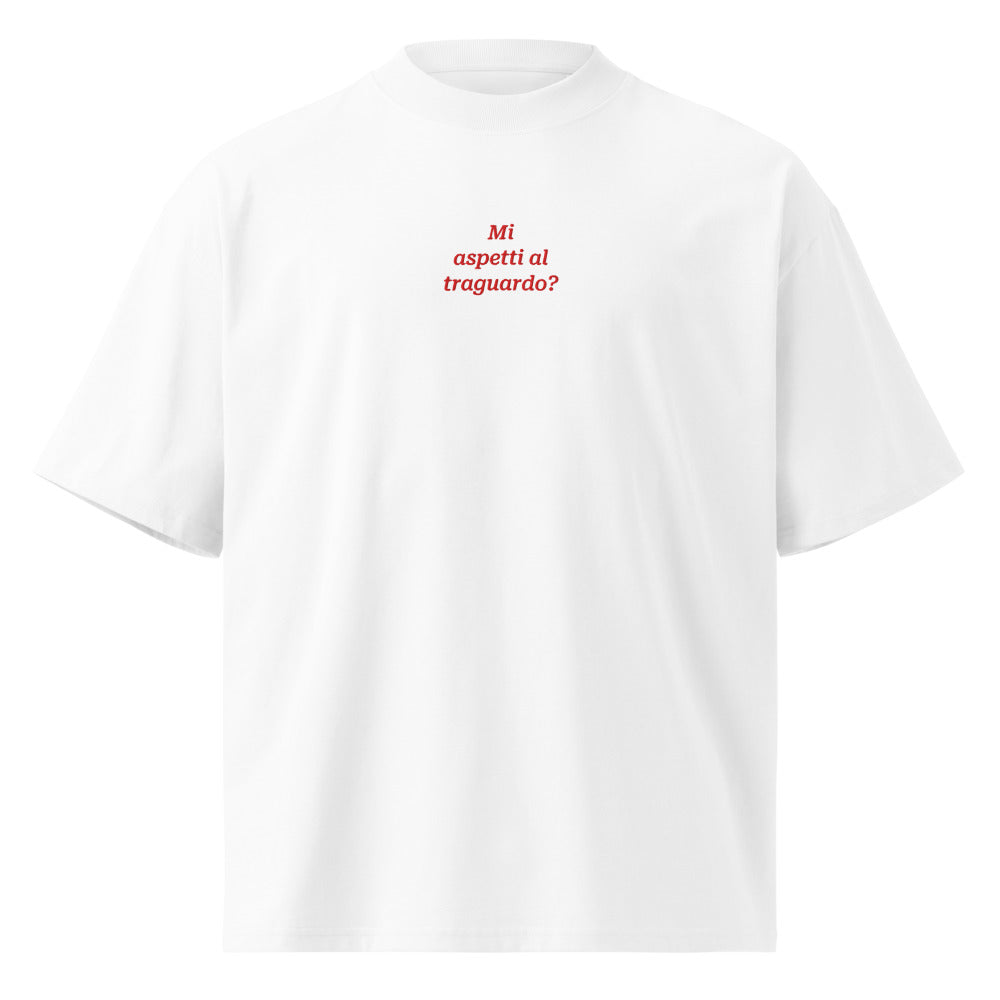 Mi aspetti al traguardo? — t-shirt oversize bianca, ricamo rosso