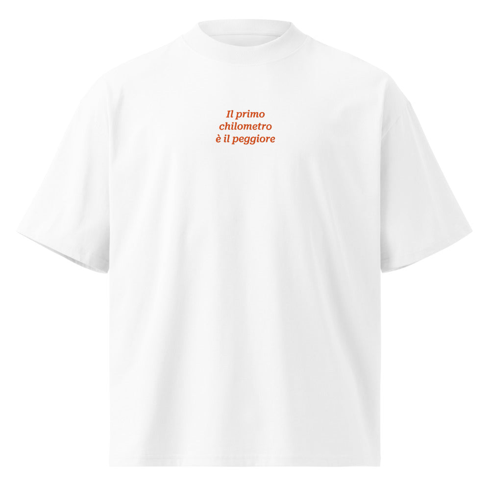 Il primo chilometro è il peggiore — t-shirt oversize bianca, ricamo arancione
