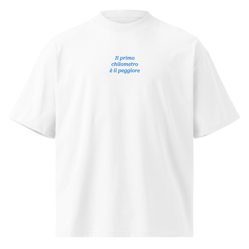 Il primo chilometro è il peggiore — t-shirt oversize bianca, ricamo acqua pavone