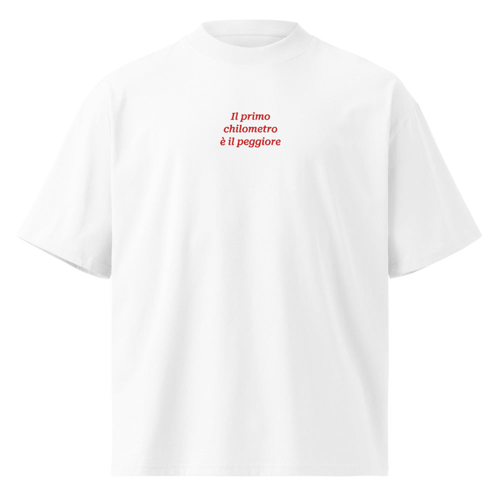 Il primo chilometro è il peggiore — t-shirt oversize bianca, ricamo rosso